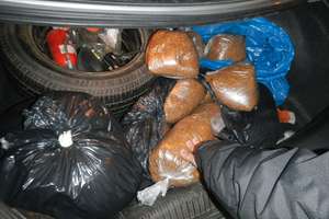 Ponad 15 kg nielegalnego tytoniu w bagażniku. 24-latek zatrzymany