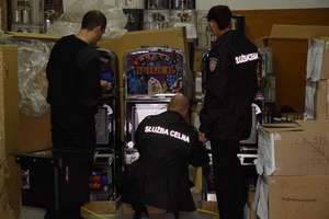 Celnicy skonfiskowali 11 nielegalnych automatów do gier