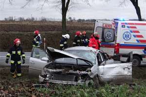 Opel dachował, kierowca trafił do szpitala