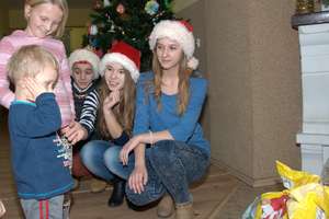 Świąteczna wizyta wolontariuszy w Domu Dziecka