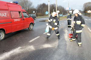 Strażacy walczyli z ogromną plamą oleju na ulicach Olsztyna