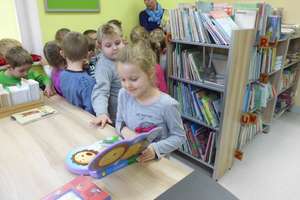 Dzieciaki ze Smerfolandii w lubawskiej bibliotece