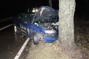 Wypadek w okolicach Barczewa. Volkswagen uderzył w drzewo