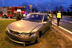 Samochód dostawczy zderzył się z osobowym na siódemce w Kazimierzowie