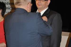 Dyrektor Dariusz Chełmiński z medalem od ministra  