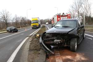 W Kazimierzowie zderzyły się dwa samochody. Dwie osoby w szpitalu