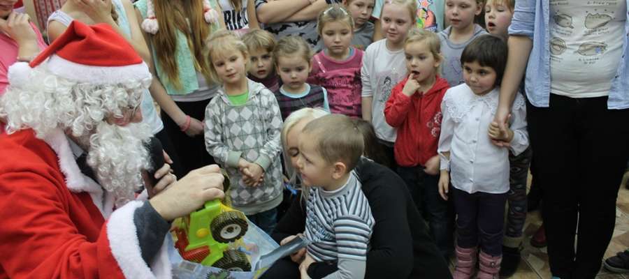 Najuboższe dzieci z terenu naszej gminy Pieniężno spotykają się z Mikołajem i z jego rąk otrzymują prezenty