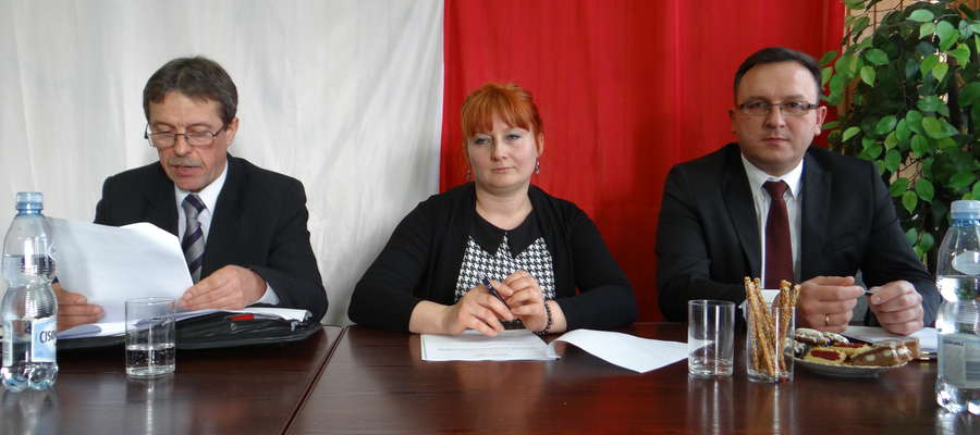 
Od lewej: Sergiusz Kaliszuk, przewodniczący Rady Gminy Braniewo, jego
zastępca — Ewa Kazimierczuk i wójt Tomasz Sielicki.

