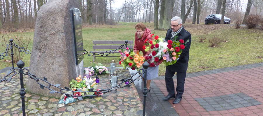 Po zakończeniu sesji Irena Wołosiuk z Grzegorzem Muchą kwiaty, które otrzymali od zaproszonych gości, złożyli pod pomnikiem ofiar podobozu KL Stutthof w Sępopolu