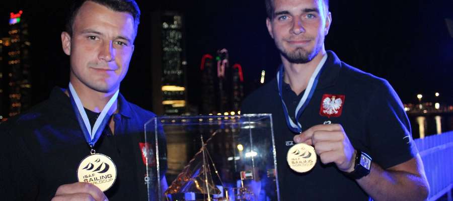 Mrągowianin Tomasz Januszewski (pierwszy z lewej) wspólnie z Jackiem Nowakiem zdobył złoty medal regat ISAF SAILING WORLD CUP FINAL 2014 w Abu Dhabi
