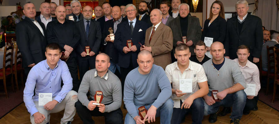 Podczas spotkania z okazji 10-lecia klubu wręczono ponad 30 jubileuszowych statuetek dla zawodników, działaczy, sponsorów i osób pracujących w Elblągu na rzecz sportu
