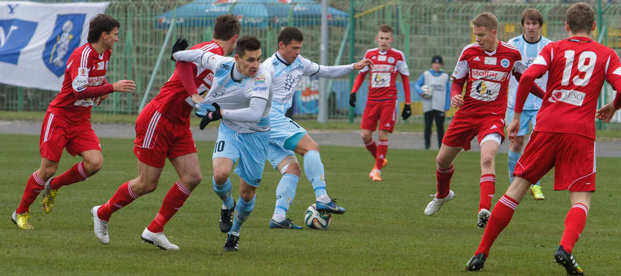 Piotr Darmochwał (biało-niebieski strój z numerem 10) otrzymał oferty z trzech klubów