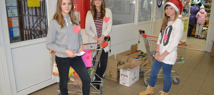 Wolontariuszki ze szkolnego koła PCK w Pieckach podczas zbiórki żywności 