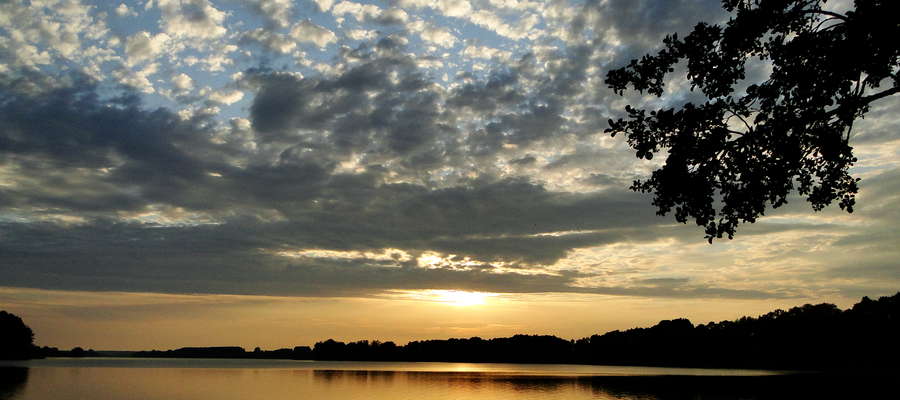 Jezioro Skarlińskie jest ulubionym przez wędkarzy akwenem 