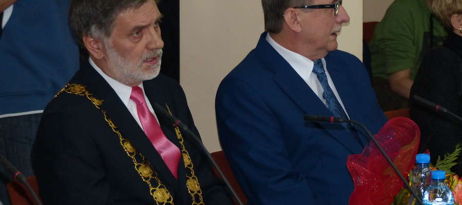 Adam Żyliński (z lewej) po kilkunastu dniach bycia burmistrzem otrzymał już najwyższe możliwe wynagrodzenie. Burmistrz Ptasznik dopiero po 4 latach pracy, przy sporym szumie medialnym, doczekał się wyższej pensji
