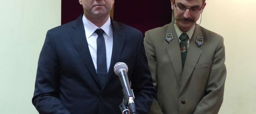 Piotr Feliński (z lewej) złożył uroczyste ślubowanie podczas wtorkowej (8 grudnia) sesji Rady Miejskiej w Rucianej-Nidzie