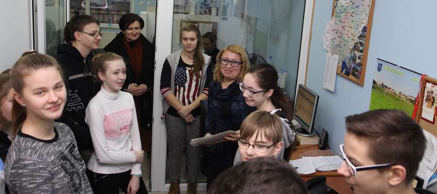 Nasza dziennikarka Iwona Łazowa z uczniami Gimazjum nr 1 w naszej redakcji