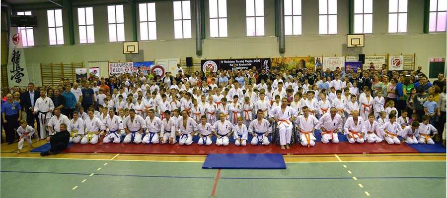 Uczestnicy IV Rodzinnego Turnieju V Dojo Karate Kyokushin