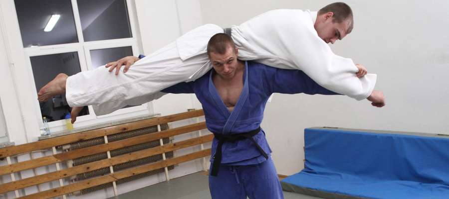 Kamil Kozłowski (niebieski strój) i Maciej Sarnacki, czyli dwa "konie pociągowe" olsztyńskiego judo