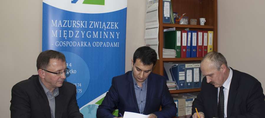 3 grudnia przedstawiciele zarządu MZM-GO podpisali umowę z prezesem ełckiej Komy na odbiór i transport odpadów