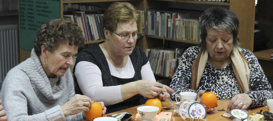 Podczas spotkania seniorzy ozdabiali pomarańcze