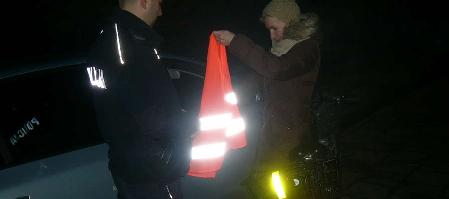 W ramach akcji "NURD" policjanci z drogówki rozdawali kamizelki odblaskowe