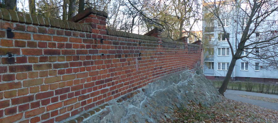 Mury obronne w okolicach fosy