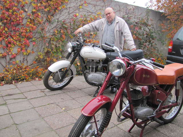
Pan Bogdan zna z najdrobniejszymi szczegółami historię polskiej motoryzacji. Restaurując motocykle bazuje na wielu książkach i starych fotografiach - full image
