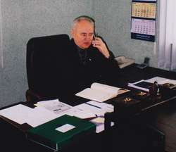 Wiesław Pietrzak w senatorskim biurze w Węgorzewie, 2003 rok