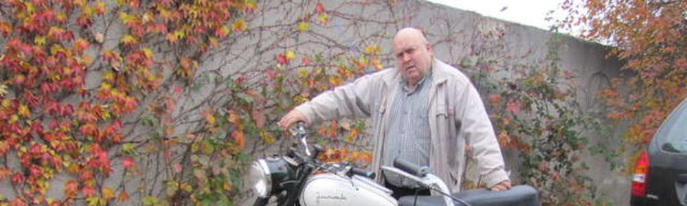 
Pan Bogdan zna z najdrobniejszymi szczegółami historię polskiej motoryzacji. Restaurując motocykle bazuje na wielu książkach i starych fotografiach