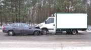 Opel zderzył się z ciężarówką. Kierowca i pasażer w szpitalu 