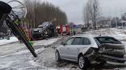 Wypadek na "siódemce". Skoda zderzyła się z ciężarówką do transportu samochodów