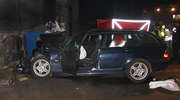 Kierowca BMW uderzył w mur cmentarza, zginął 35- letni pasażer.
