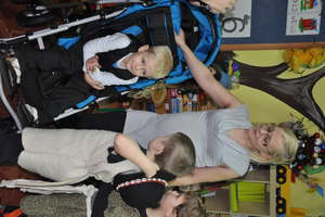 Dzięki "Pomocy dla Maksa" niepełnosprawny chłopiec dostał wózek