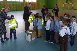 Dzieci z Wikielca otrzymały kamizelki odblaskowe ufundowane przez Gospodarstwo Rybackie