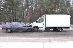 Opel zderzył się z ciężarówką. Kierowca i pasażer w szpitalu 