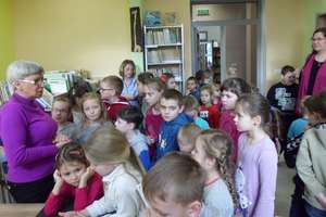 Uczniowie ze Złotowa w lubawskiej bibliotece