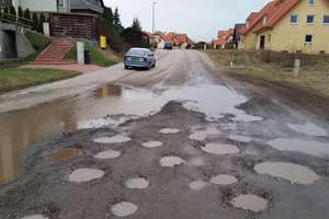 Dziura na dziurze - tak wyglądają drogi osiedlowe w Olsztynie