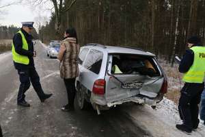 Mercedesem zmiażdżyła tył forda. Na drodze z Jonkowa do Olsztyna jest bardzo ślisko!