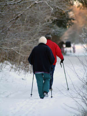 Nordic walking to dobry sposób na codzienny ruch, także dla osób starszych.