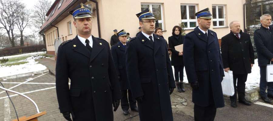 Starszy Kapitan Piotr Żarkiewicz (z lewej) został nowym dowódcą Jednostki Ratowniczo Gaśniczej w Ostródzie