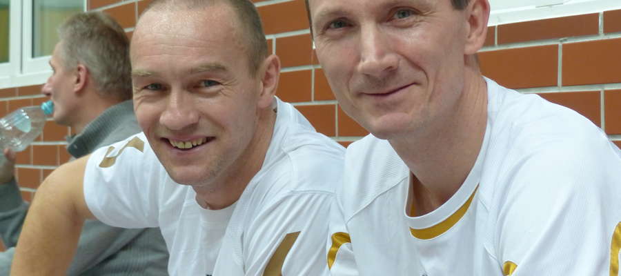 Weterani iławskiej piłki: Jerzy Janiszewski (z lewej) i Sylwek Maśka walczą o mistrzostwo ILF w barwach Auto Best Klonowski