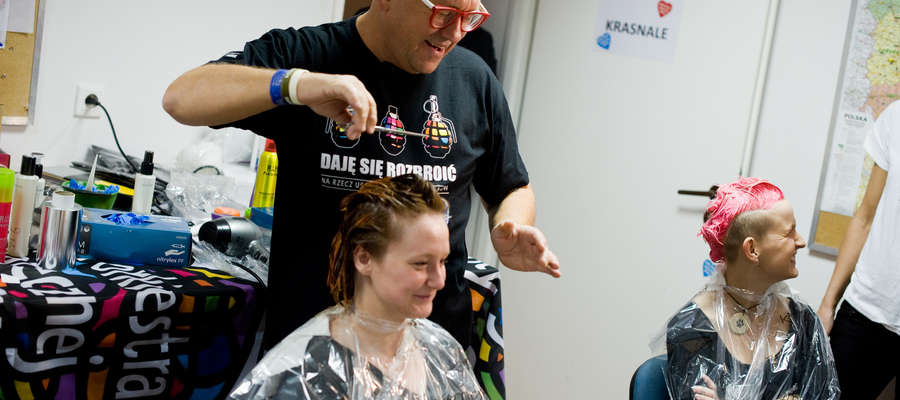 Jurek Owsiak podczas spotkania z przedstawicielami fryzjerów biorących udział w ogólnopolskiej akcji