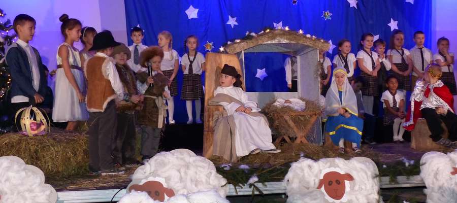 W świąteczny nastrój zgromadzonych gości wprowadzili uczniowie Szkoły Podstawowej Nr 2 w Piszu