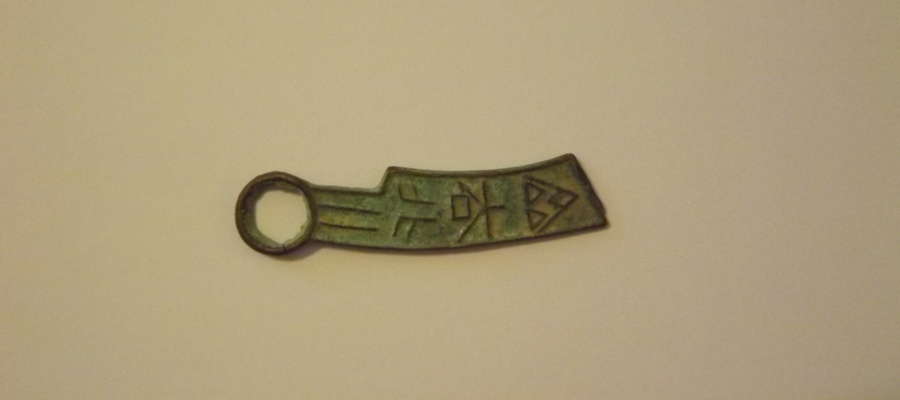 Na wystawie zobaczyć będzie można m.in. "monetę nóż" z brązu z czasów panowania wschodniej dynastii Zhou (770 r. p.n.e. - 256 r. p.n.e.)