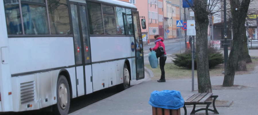 


Na ulicy Kościuszki podróżni czekając na autobus nie mogą się schronić przed deszczem, wiatrem i śniegiem