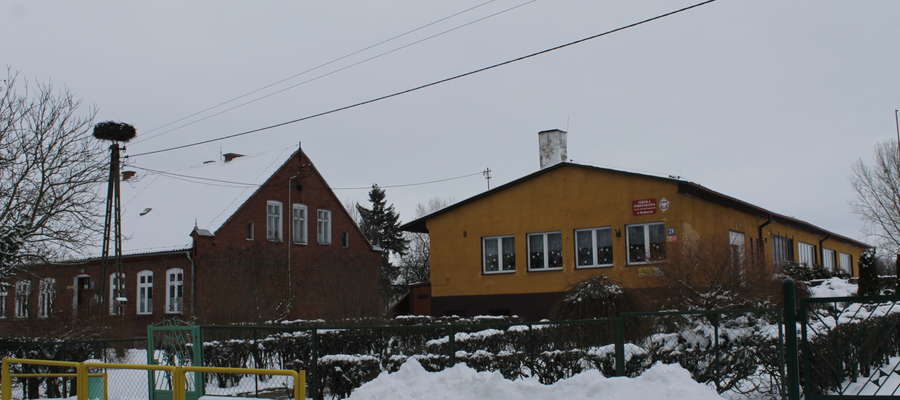 Szkoła Podstawowa im. ks. Jerzego Popiełuszki w Rodnowie mieści się w dwóch budynkach. Nowszy wybudowano w 1968 r. a jej patron brał udział w tej budowie jako żołnierz jednostki wojskowej w Bartoszycach.