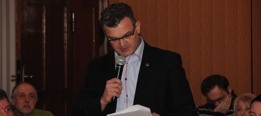 Dr Tomasz Przymorski odczytuje stanowisko giżyckich lekarzy. Dostępne jest ono w galerii