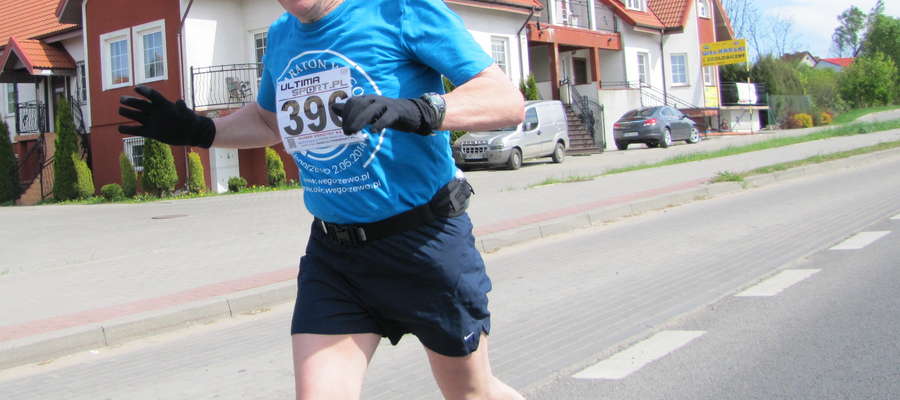 Na trasie Półmaratonu Węgorza zagorzały wielbiciel biegania Bronisław Sulej z Węgorzewa (2014 rok)