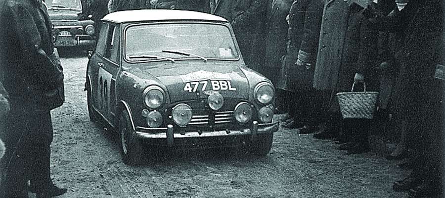 Mini cooper podczas rajdu w Olsztynie w 1965 r.